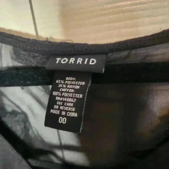 TORRID V-Neck Polyester/Lace Sleeve & Back Short Sleeve Top - Size 00 - Picture 6 of 8